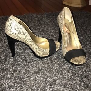 JESSICA SIMPSON SIZE 6 SNAKE SKIN HEELS